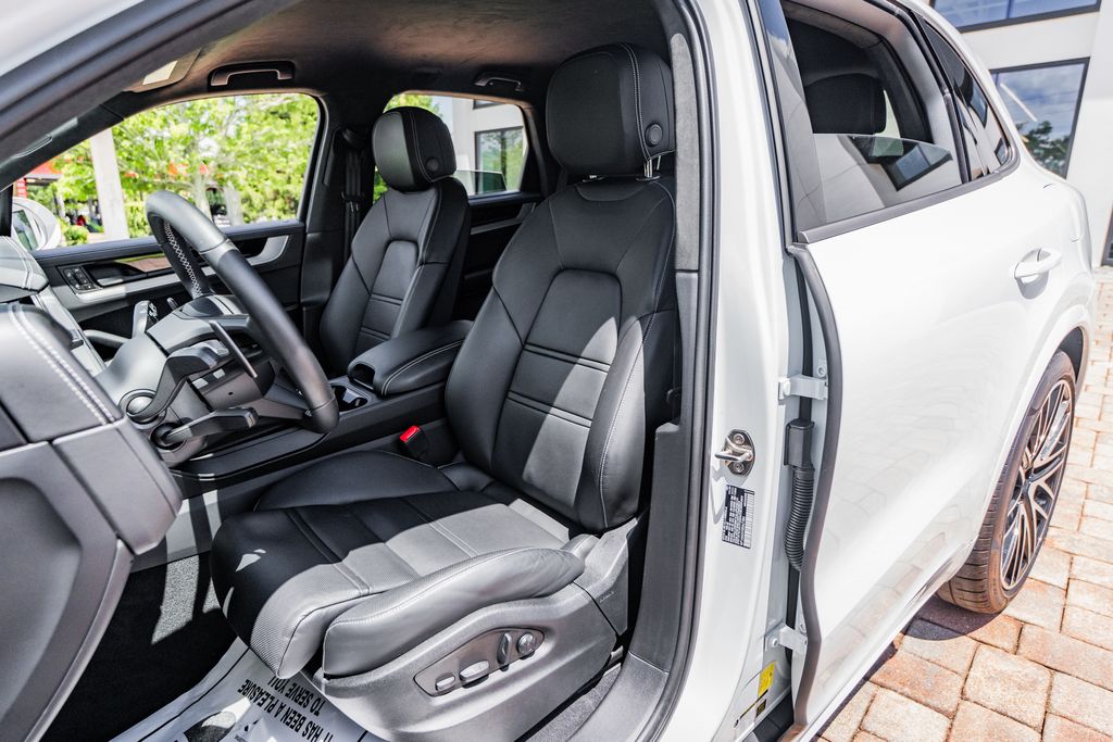 2025 Porsche Cayenne Turbo E-Hybrid - Photo 19
