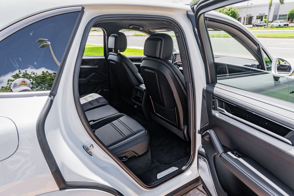 2025 Porsche Cayenne Turbo E-Hybrid - Photo 37