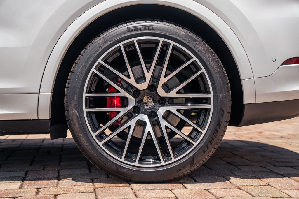 2025 Porsche Cayenne Turbo E-Hybrid - Photo 15