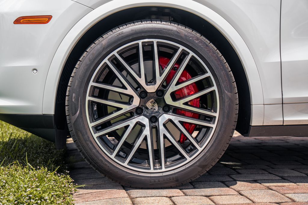 2025 Porsche Cayenne Turbo E-Hybrid - Photo 14