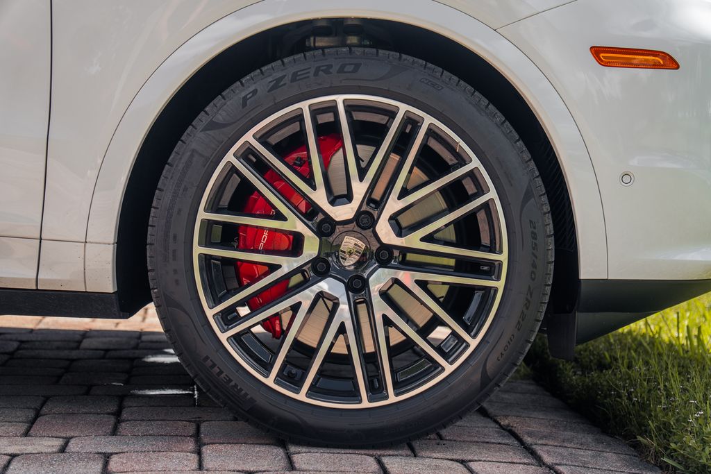 2025 Porsche Cayenne Turbo E-Hybrid - Photo 13