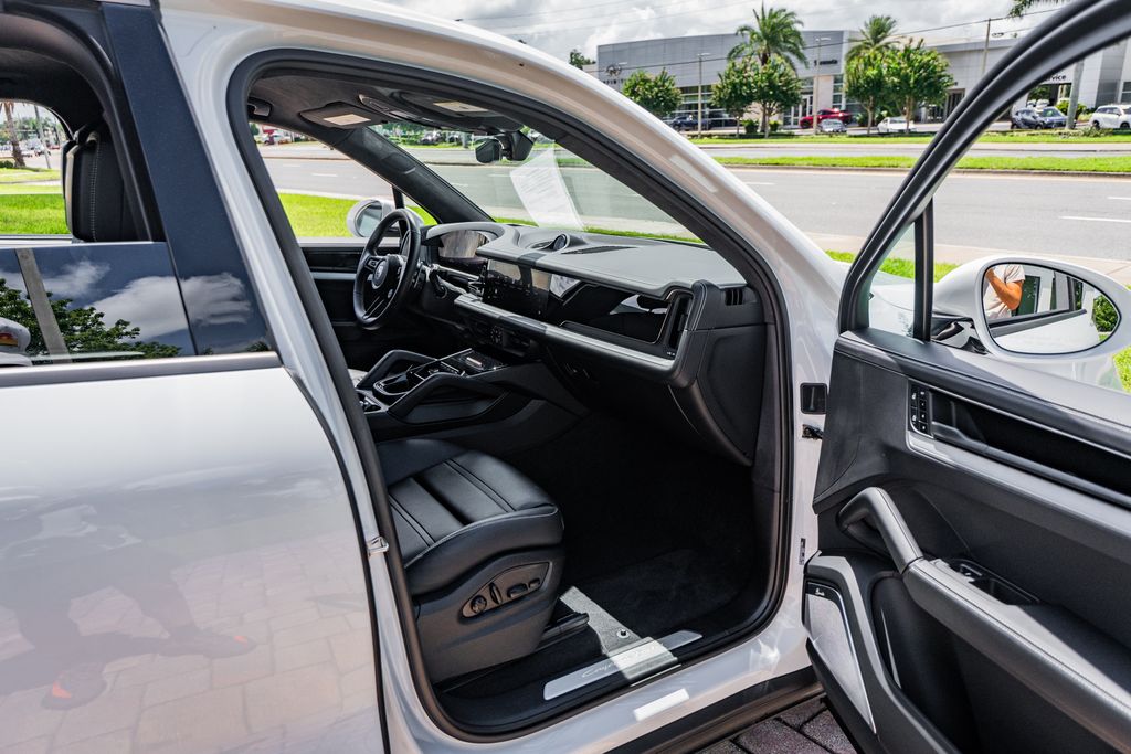 2025 Porsche Cayenne Turbo E-Hybrid - Photo 31