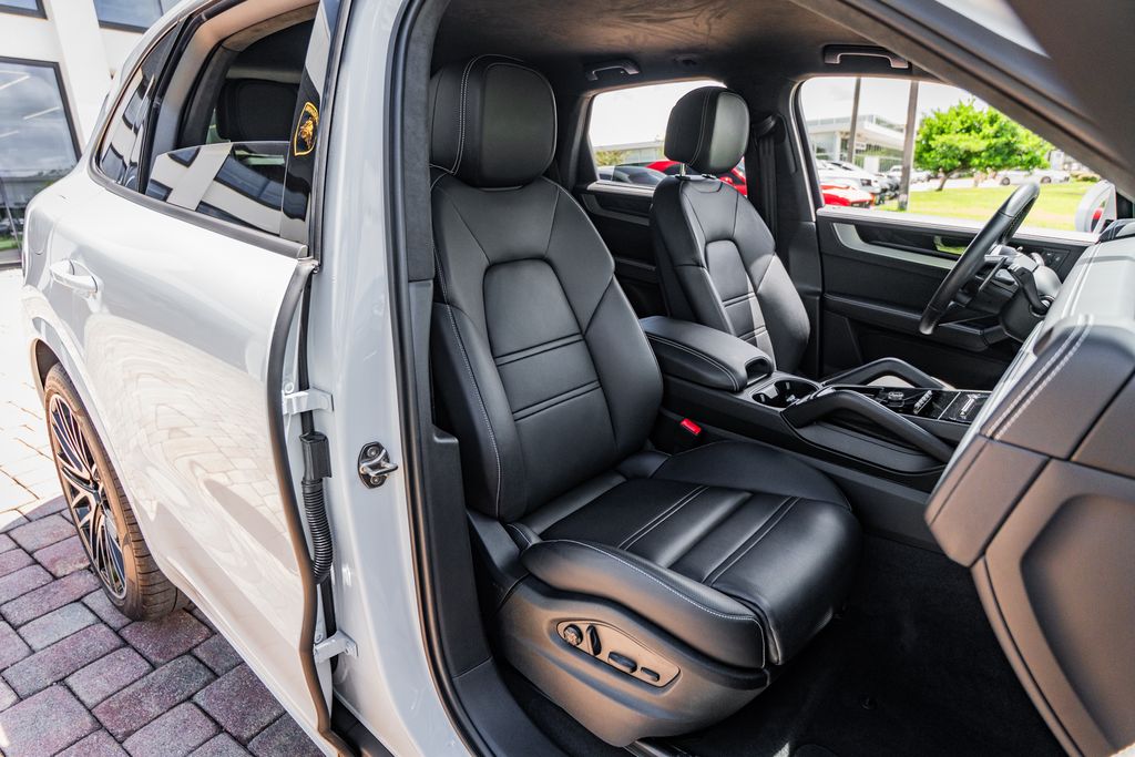 2025 Porsche Cayenne Turbo E-Hybrid - Photo 30