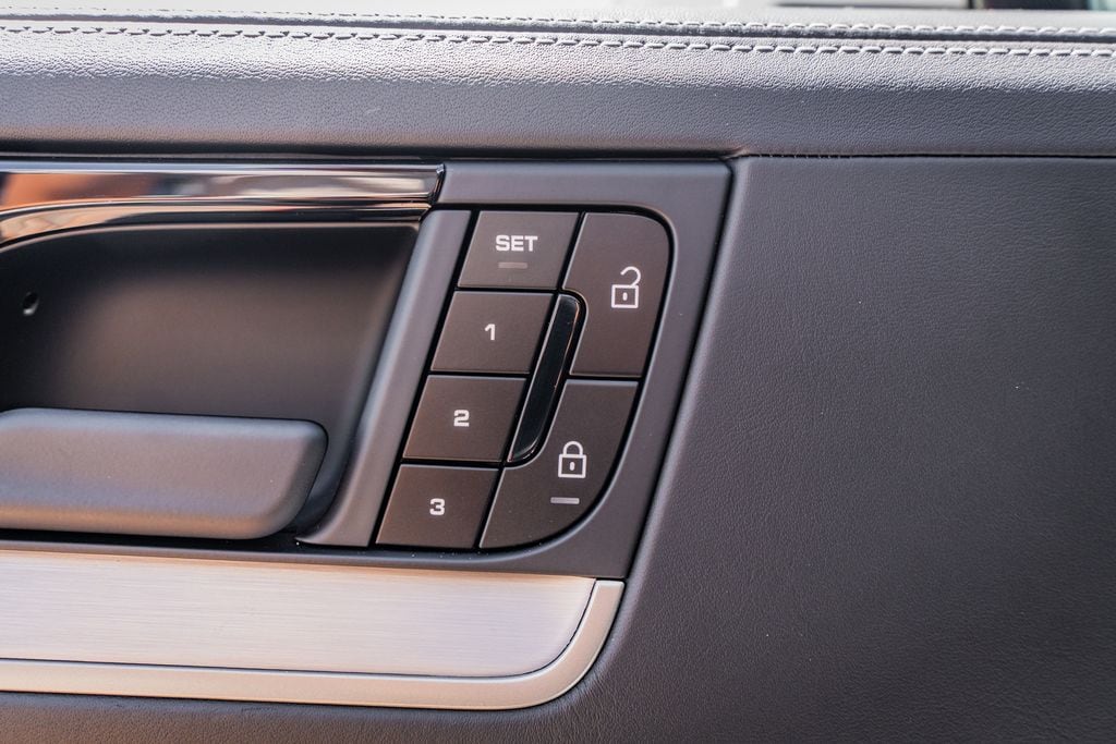 2025 Porsche Cayenne Turbo E-Hybrid - Photo 17