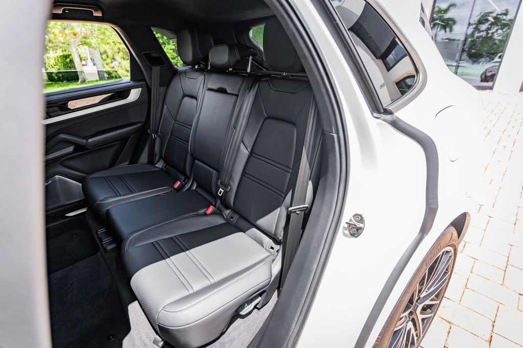 2025 Porsche Cayenne Turbo E-Hybrid - Photo 33