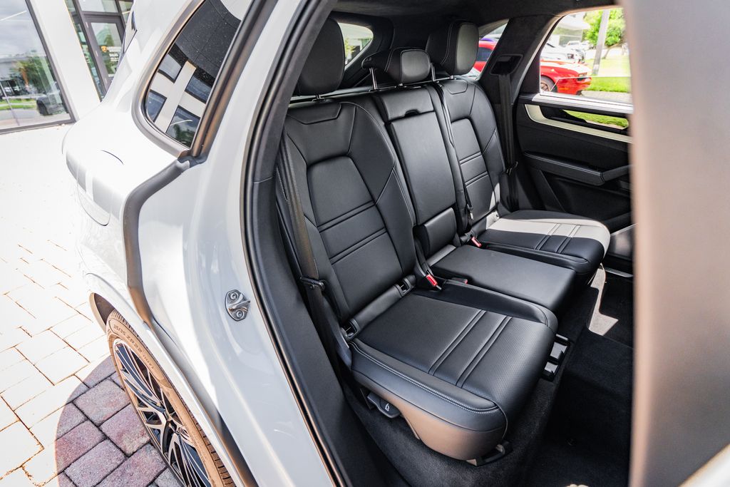 2025 Porsche Cayenne Turbo E-Hybrid - Photo 36