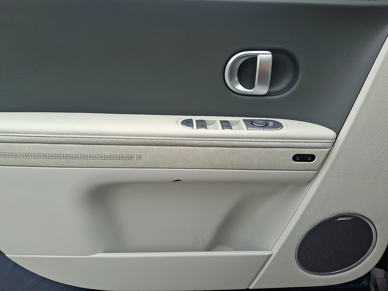 2024 Hyundai IONIQ 5 Limited - Photo 11