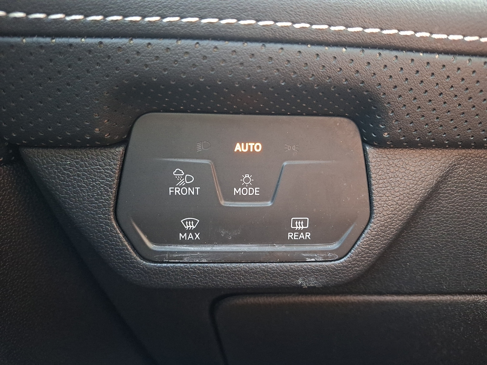 2024 Volkswagen Atlas SE w/Tech - Photo 25