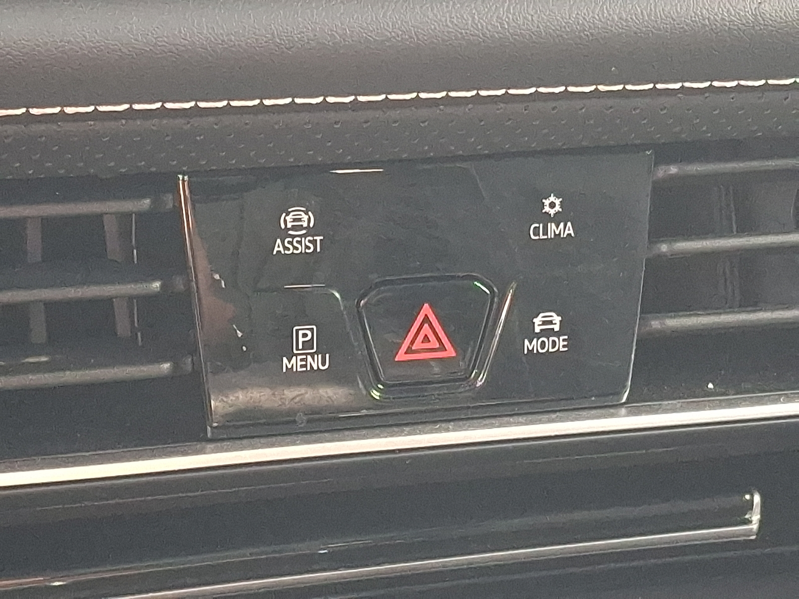 2024 Volkswagen Atlas SE w/Tech - Photo 15