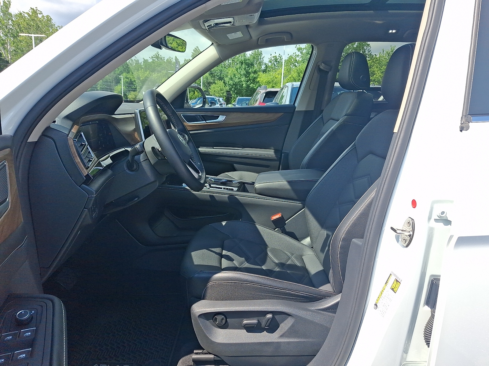 2024 Volkswagen Atlas SE w/Tech - Photo 13