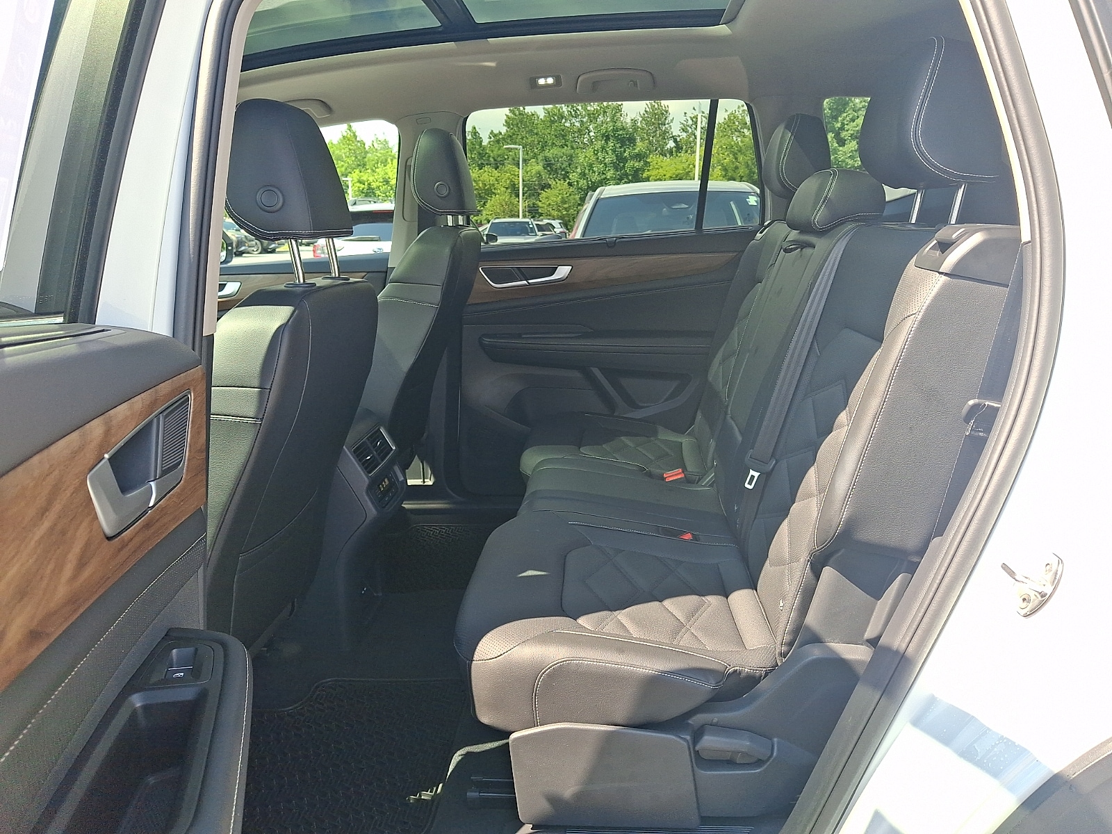2024 Volkswagen Atlas SE w/Tech - Photo 10