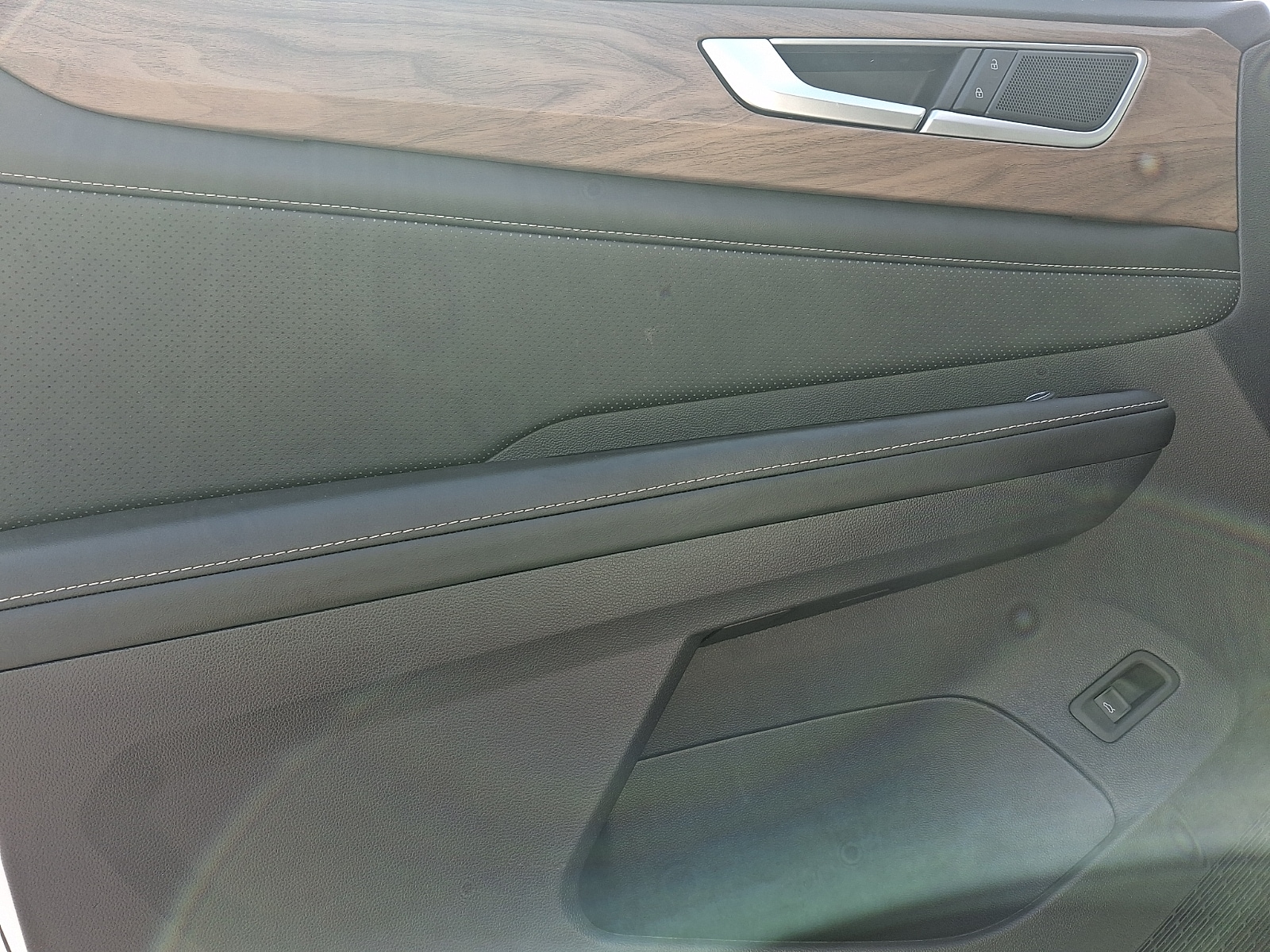 2024 Volkswagen Atlas SE w/Tech - Photo 12
