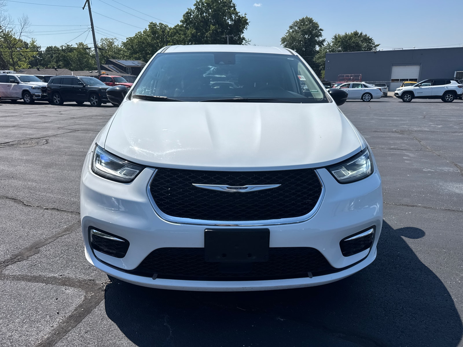 Used 2024 Chrysler Pacifica Touring L with VIN 2C4RC1BGXRR117683 for sale in Kansas City
