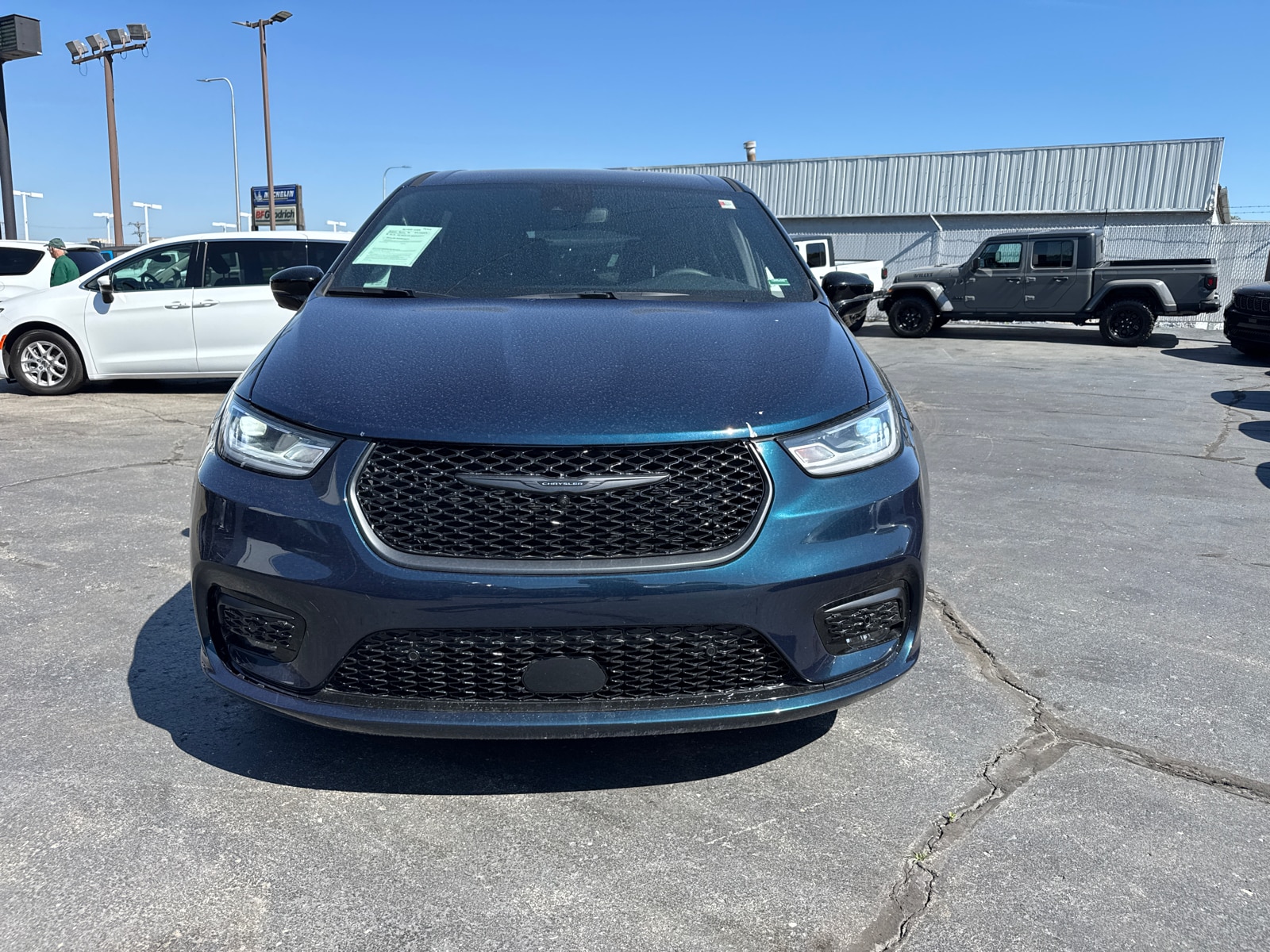 Used 2024 Chrysler Pacifica PHEV Select with VIN 2C4RC1S72RR175559 for sale in Kansas City