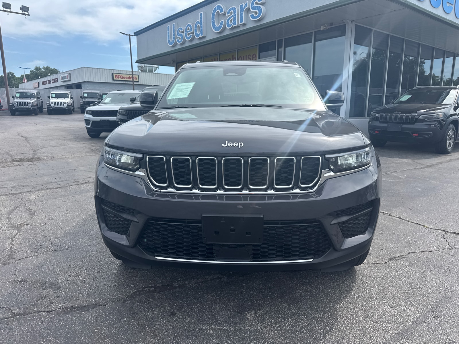 Used 2023 Jeep Grand Cherokee Laredo with VIN 1C4RJHAG6PC575159 for sale in Kansas City