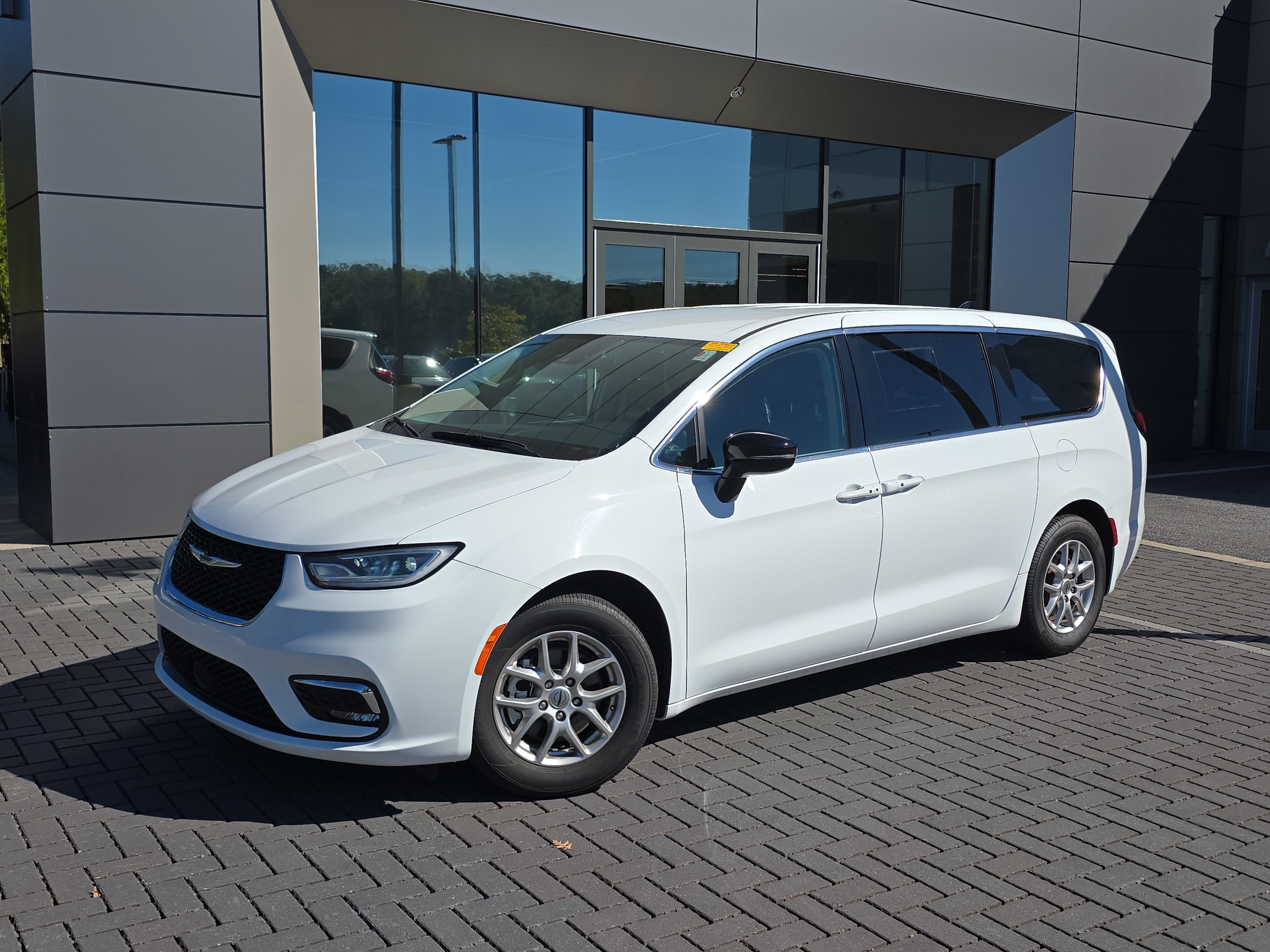 Used 2024 Chrysler Pacifica Touring L FWD