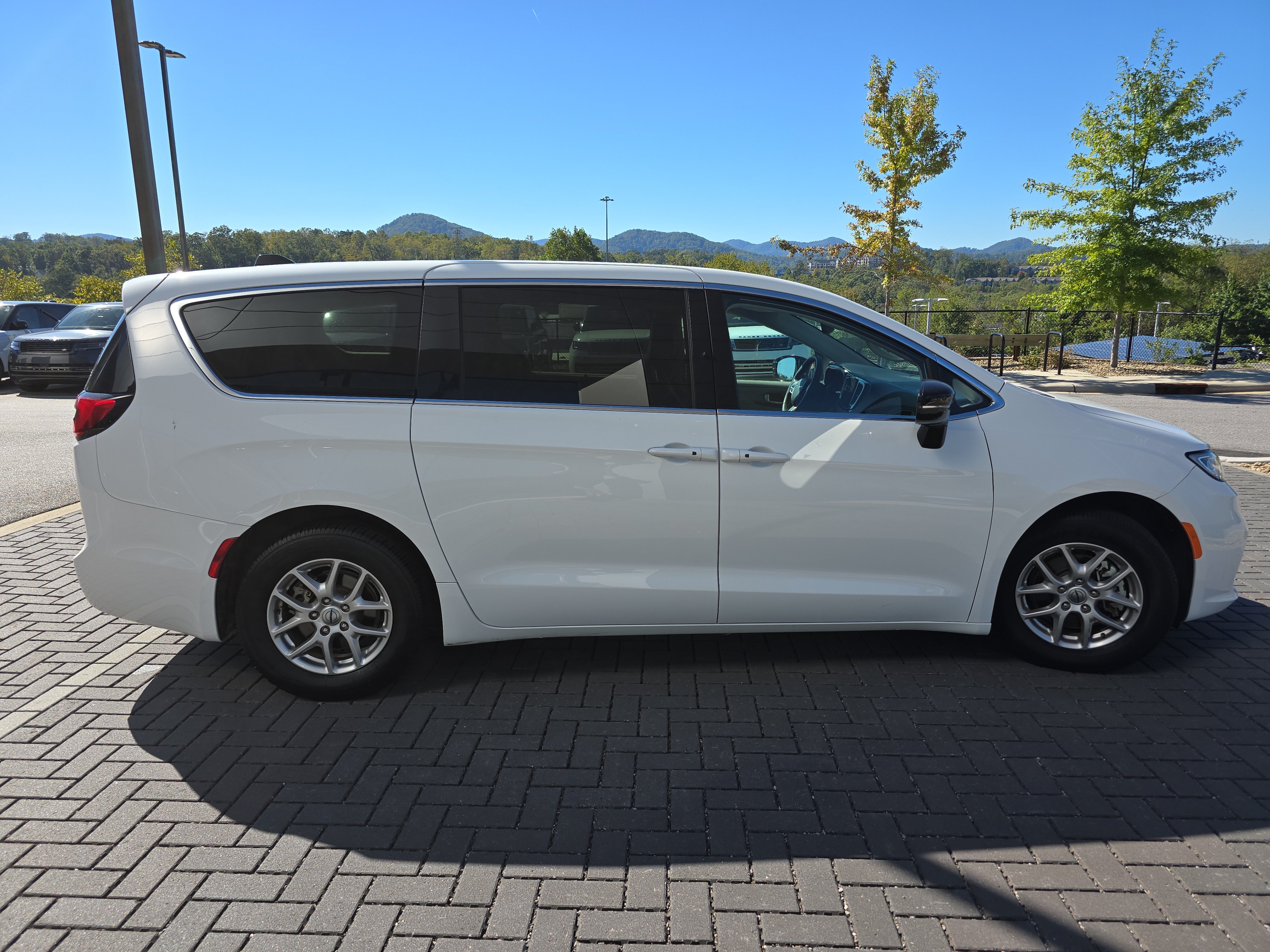 Used 2024 Chrysler Pacifica Touring L FWD