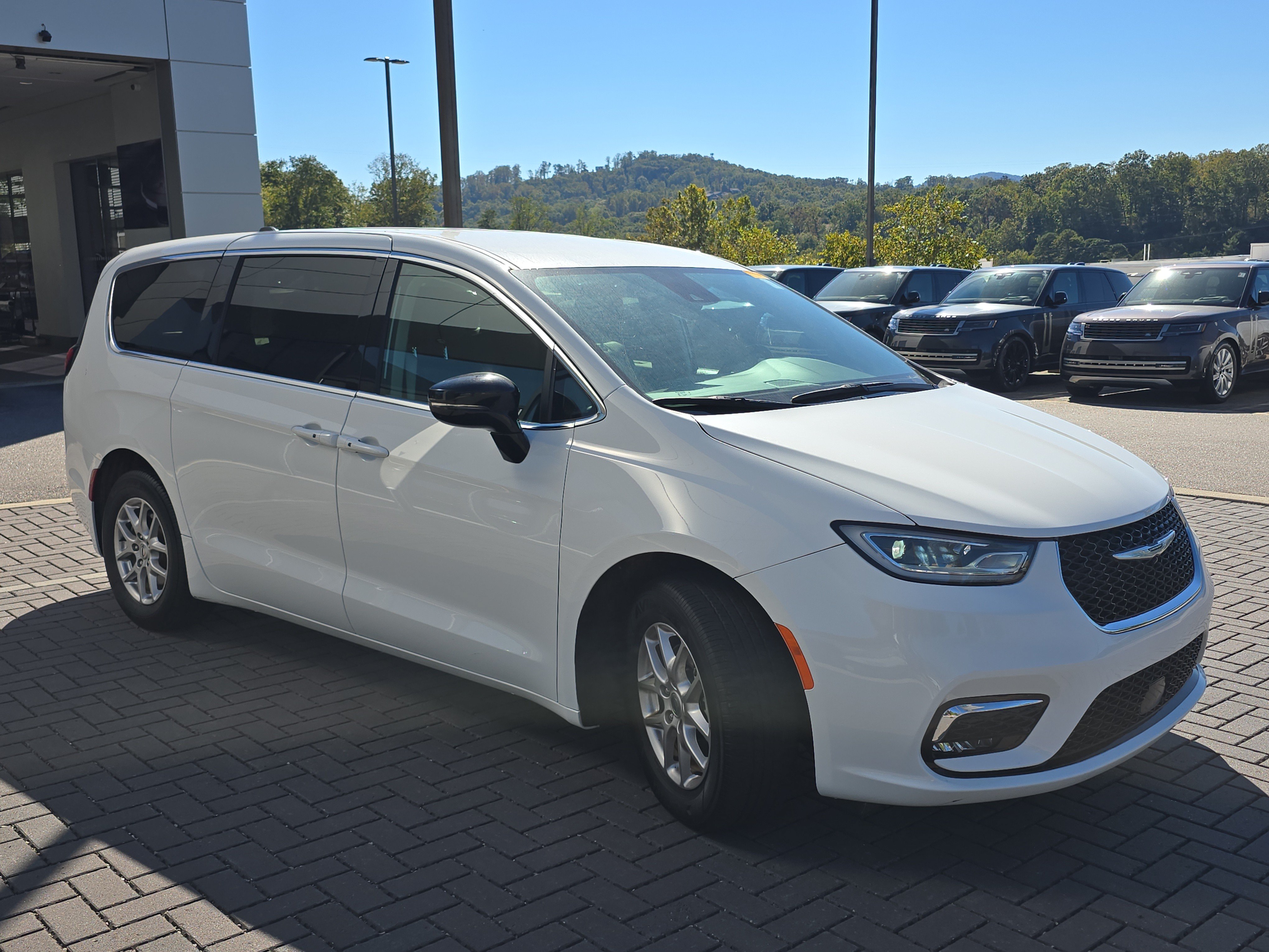 Used 2024 Chrysler Pacifica Touring L FWD