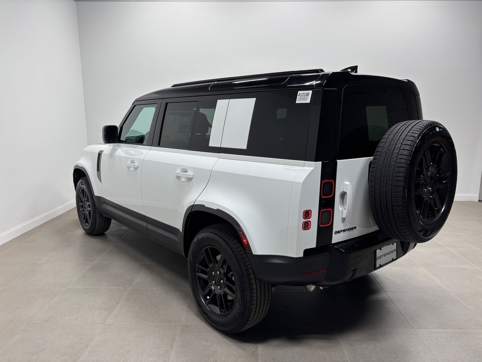 2026 Land Rover Defender S - Photo 10