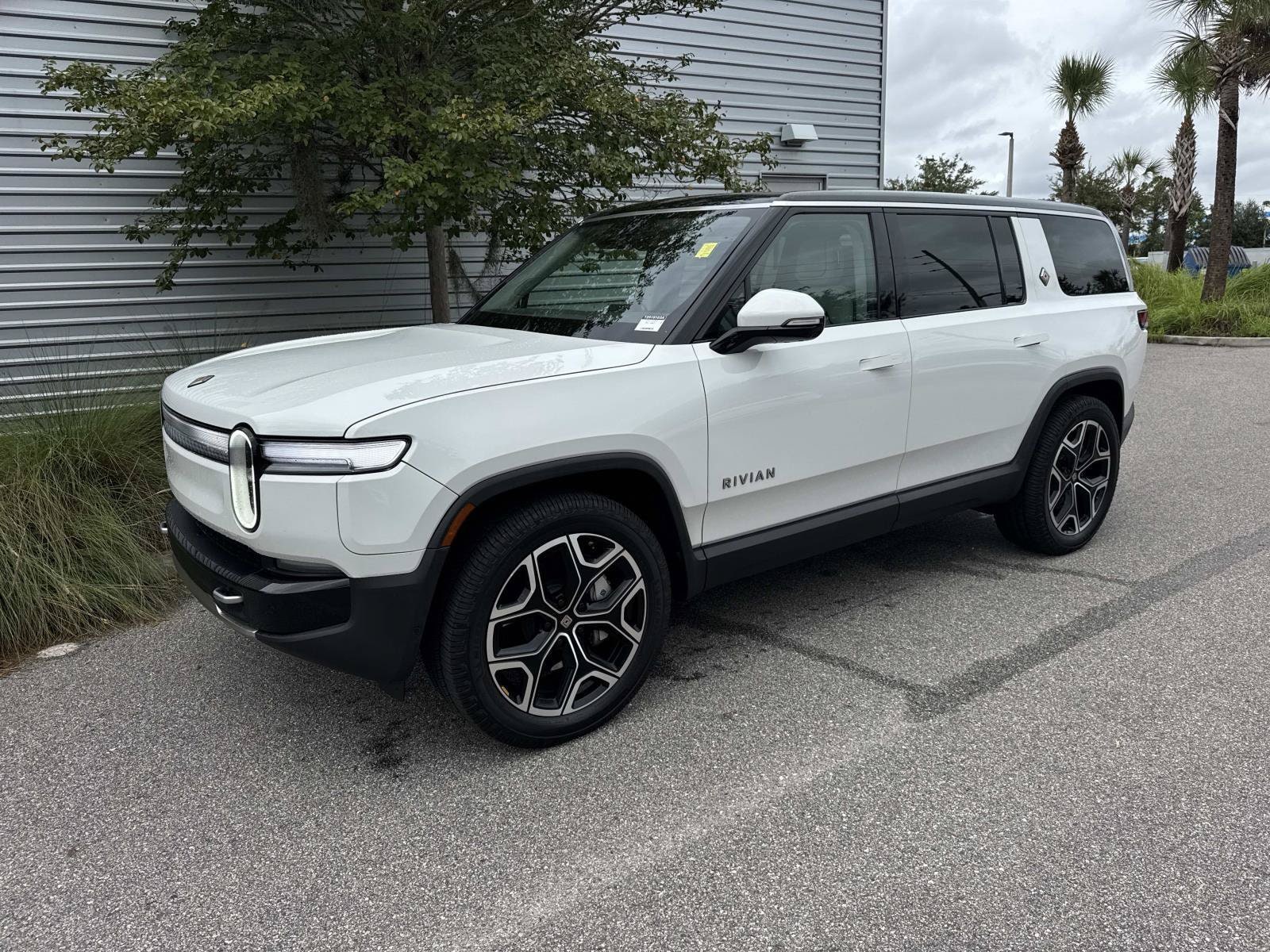 2025 Rivian R1S Adventure