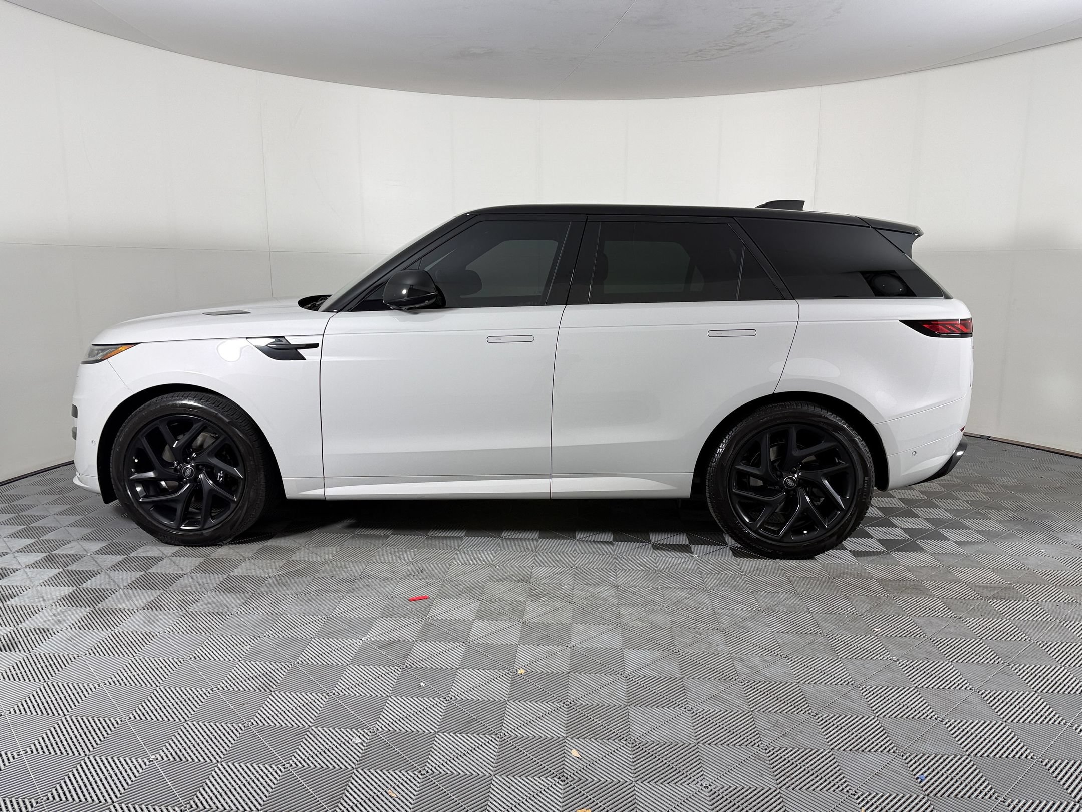 Used 2024 Land Rover Range Rover Sport Dynamic SE SUV