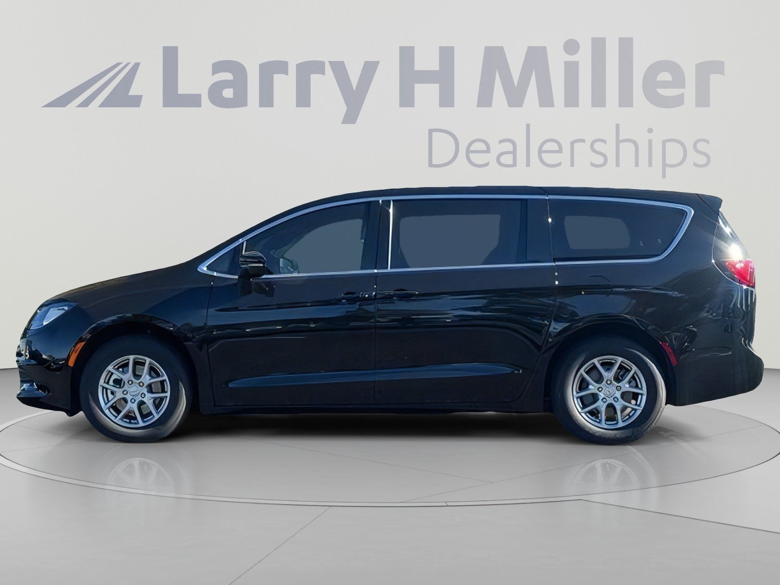 2026 Chrysler Voyager LX - Photo 4