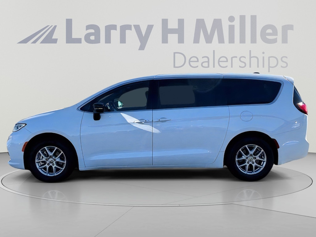 Used 2025 Chrysler Pacifica Select Van Passenger Van