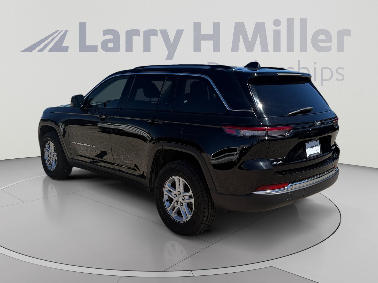 Used 2023 Jeep Grand Cherokee Laredo SUV