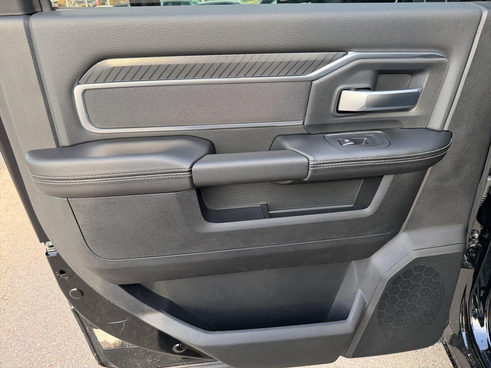 2026 RAM 3500 Big Horn - Photo 16