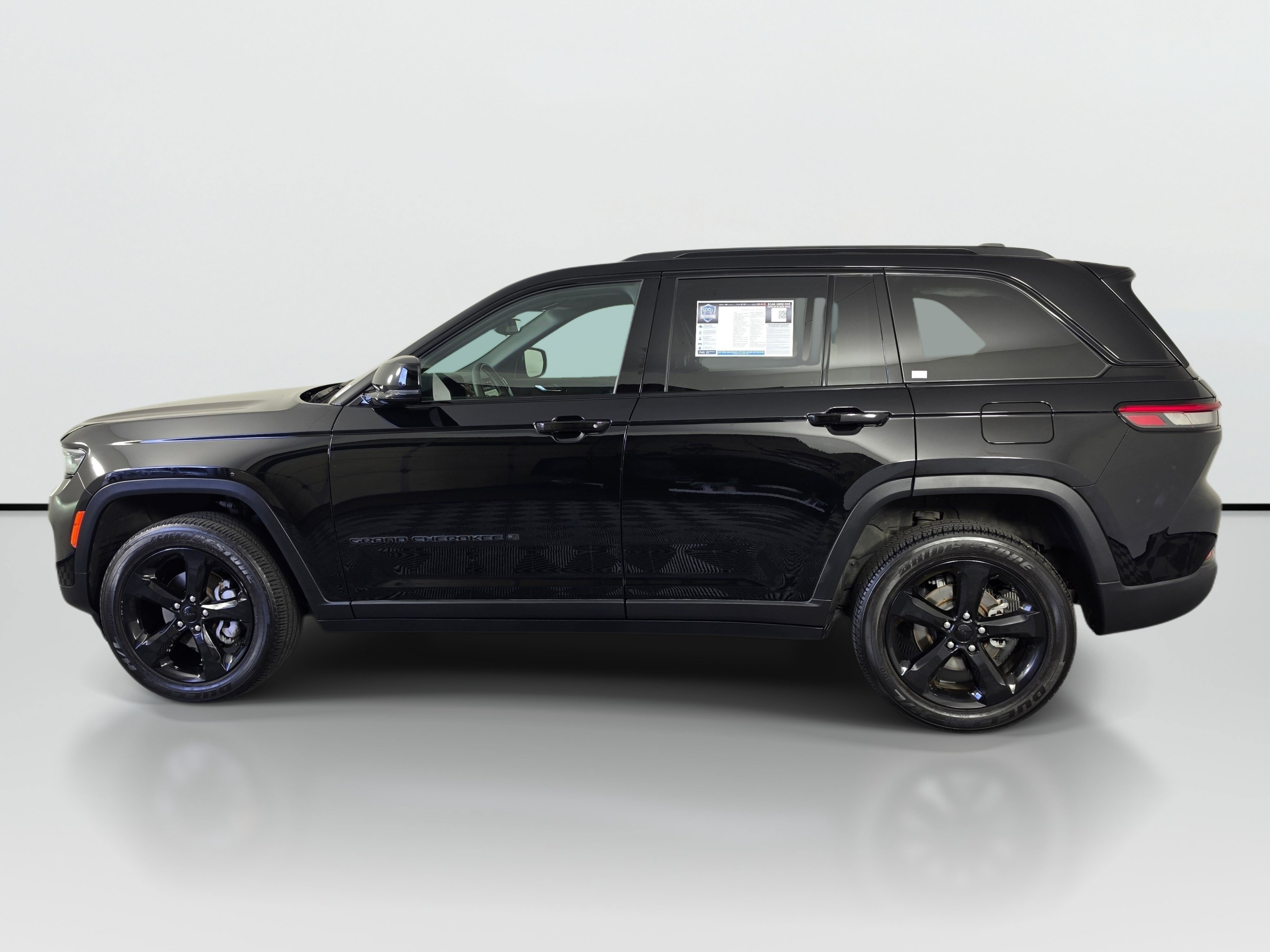 Used 2024 Jeep Grand Cherokee Laredo SUV
