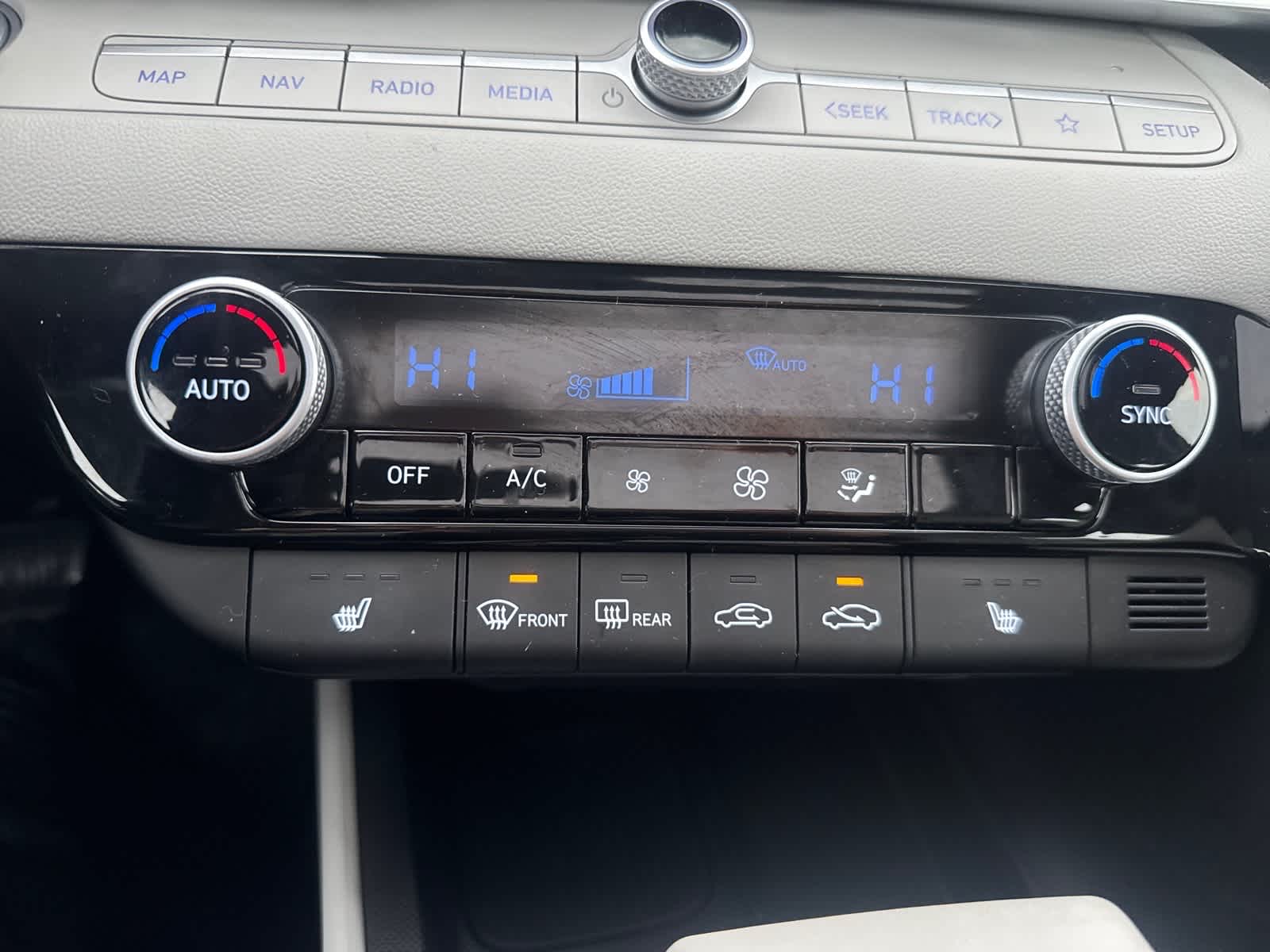 2025 Hyundai Elantra Limited - Photo 13