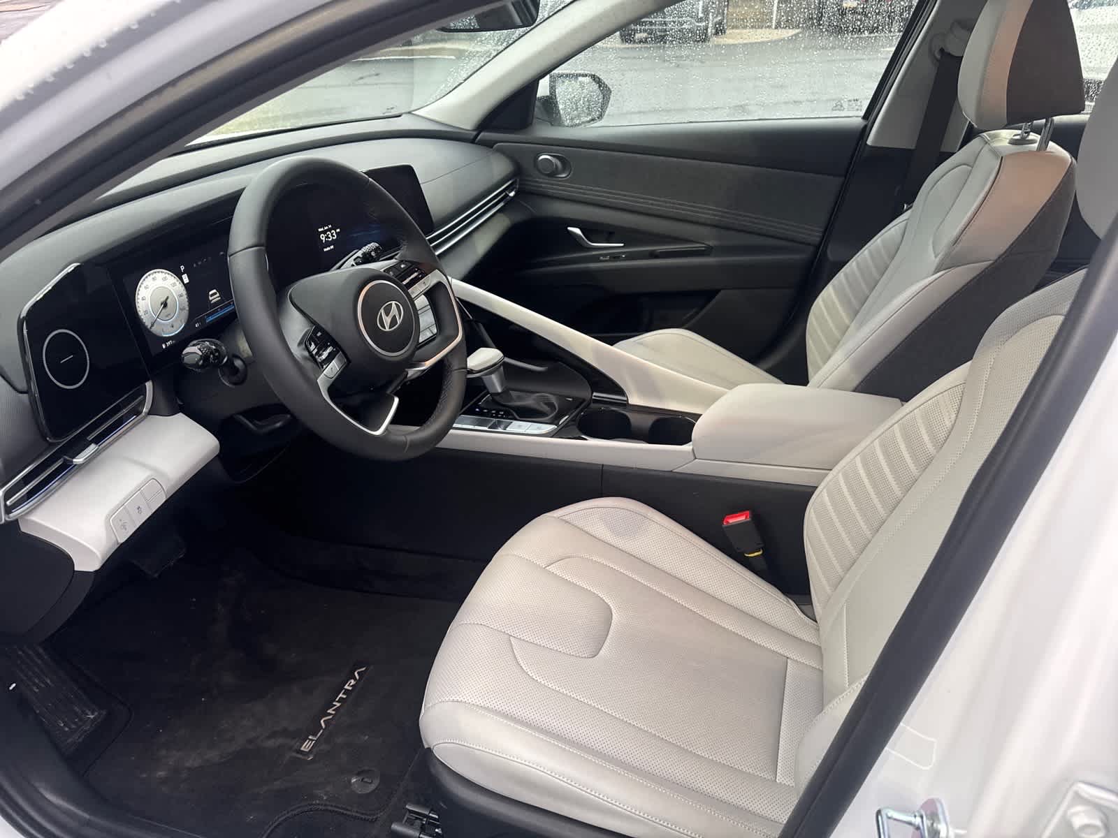 2025 Hyundai Elantra Limited - Photo 8