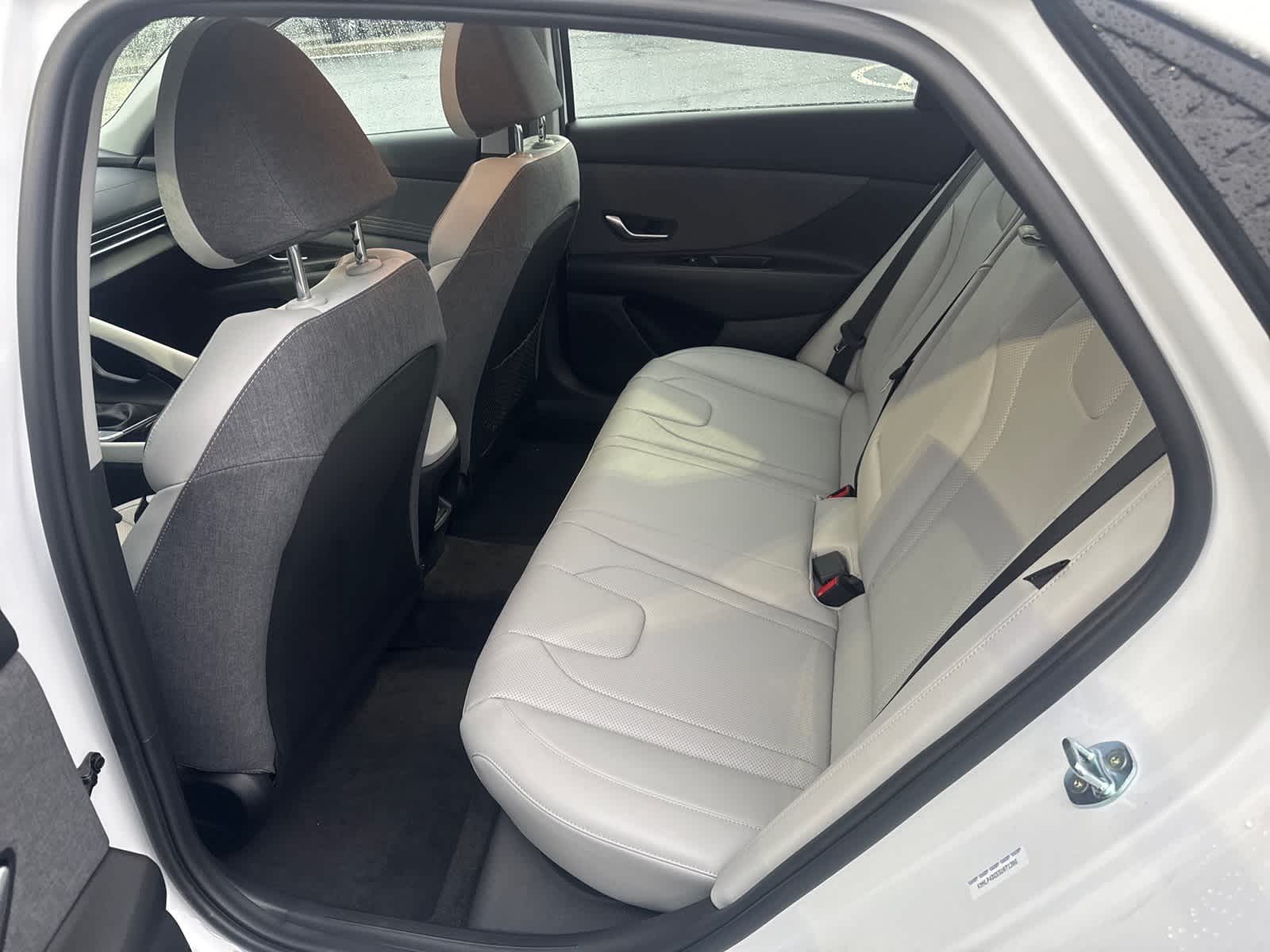 2025 Hyundai Elantra Limited - Photo 7