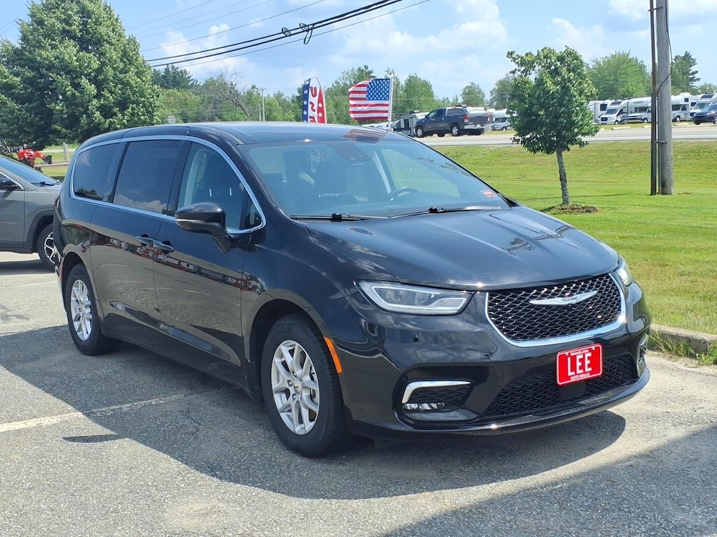 Used 2024 Chrysler Pacifica Touring L Minivan/Van