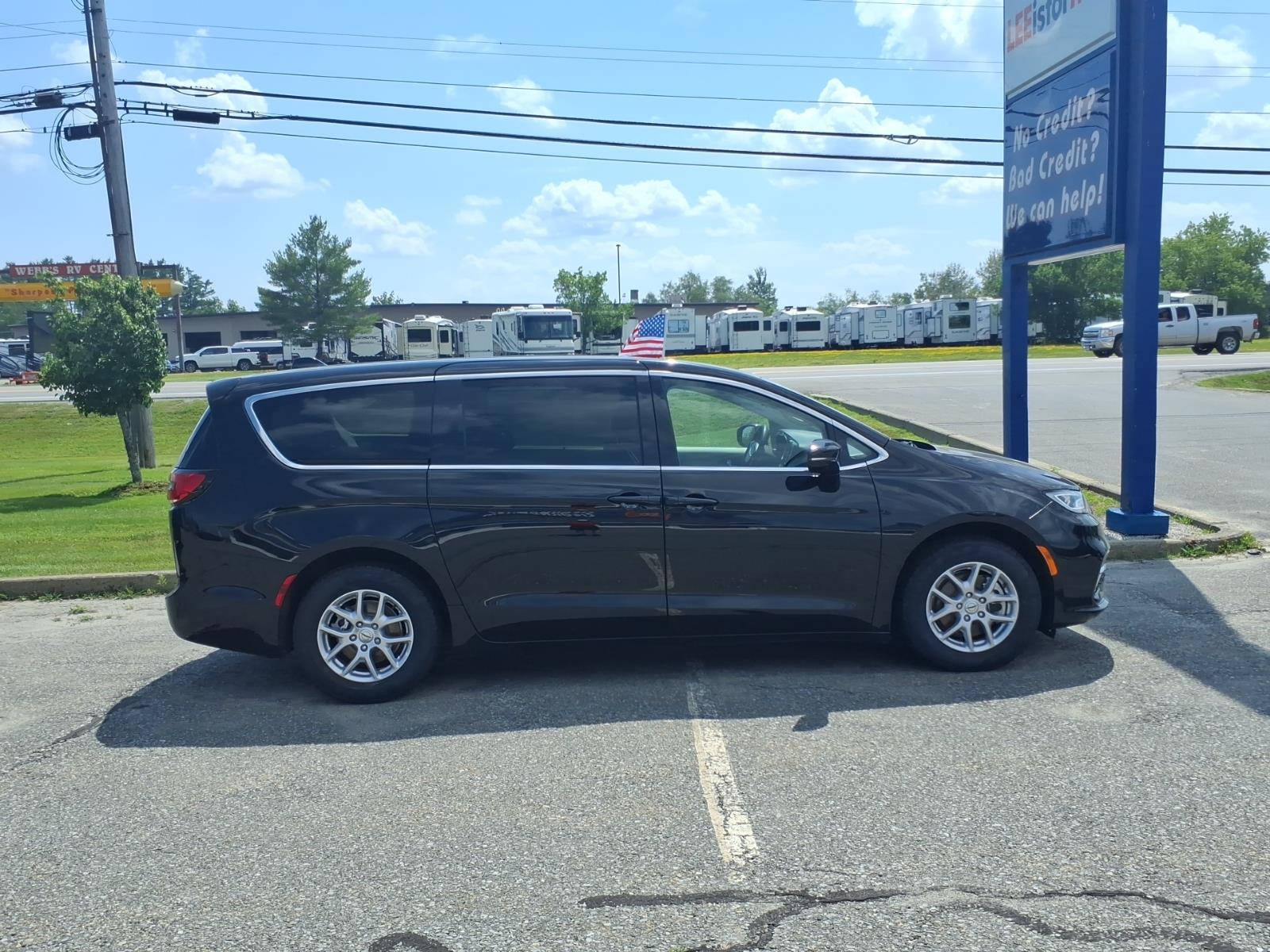 Used 2024 Chrysler Pacifica Touring L Minivan/Van