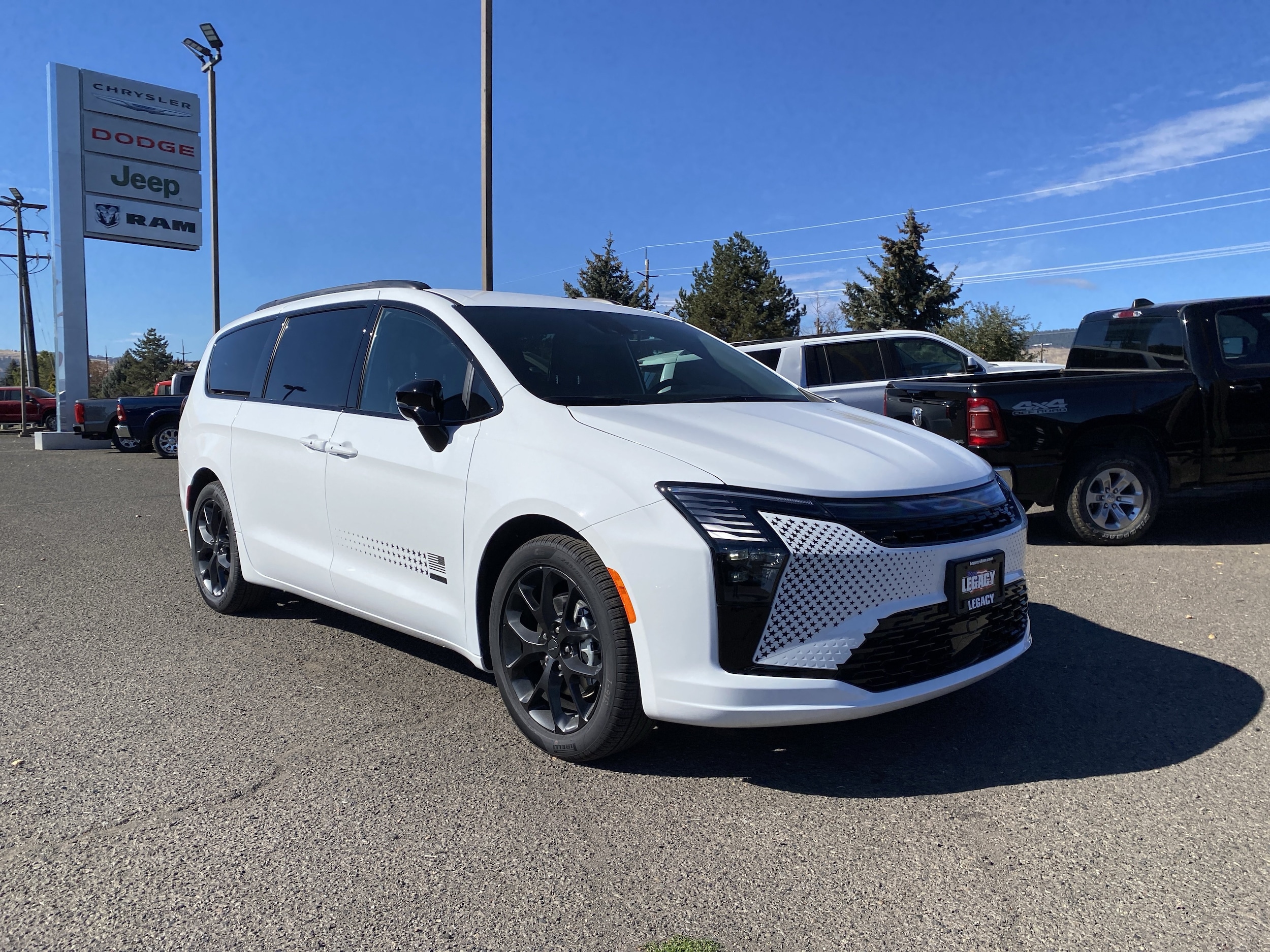 2027 Chrysler Pacifica Select