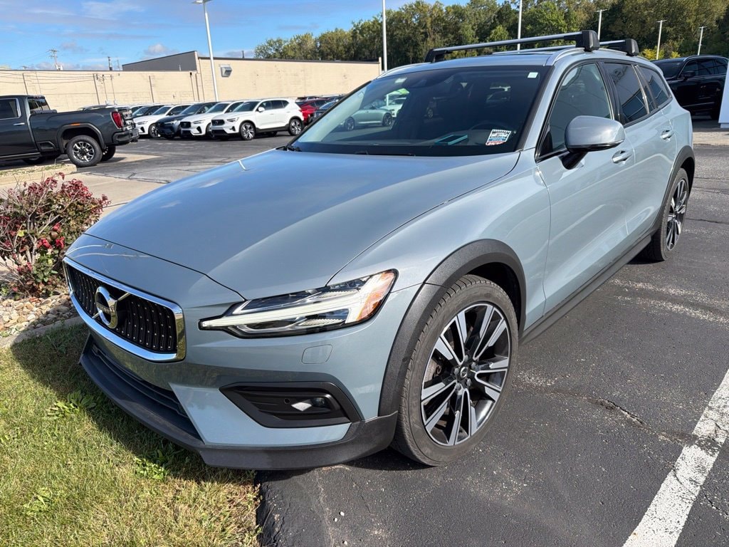 2022 Volvo V60 Cross Country Base