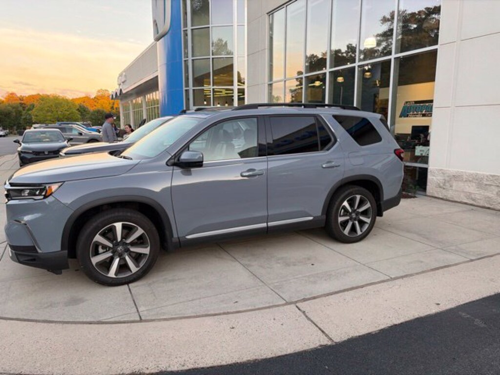 Used 2025 Honda Pilot Touring SUV