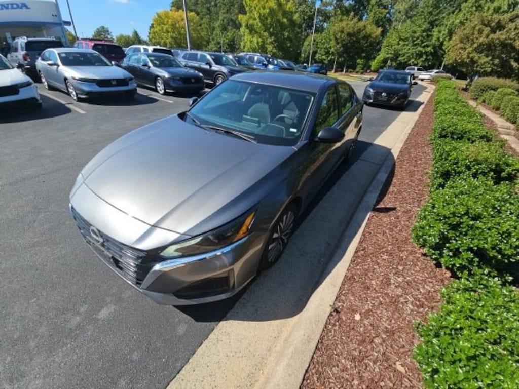 Used 2025 Nissan Altima SV Sedan