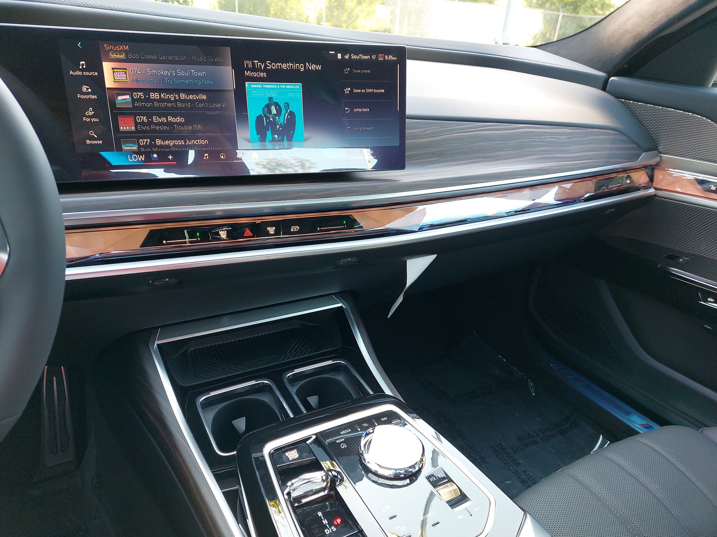 2025 BMW 7 Series 760i - Photo 21