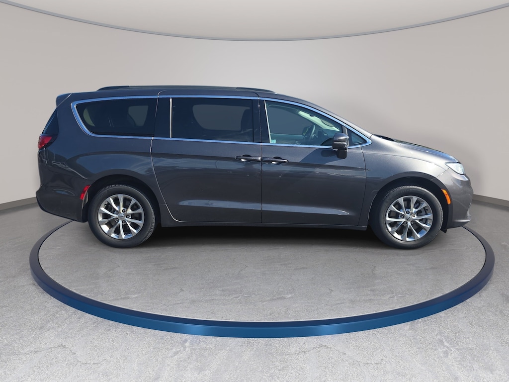 Used 2022 Chrysler Pacifica Touring L Van Passenger Van