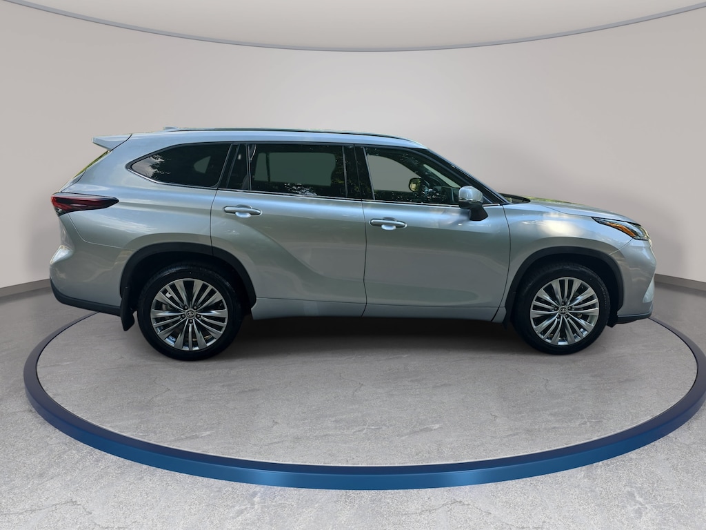 Used 2024 Toyota Highlander Platinum SUV
