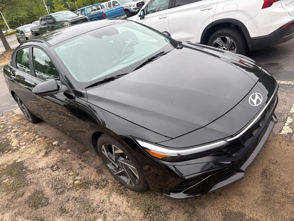 Used 2025 Hyundai Elantra SEL Convenience Sedan