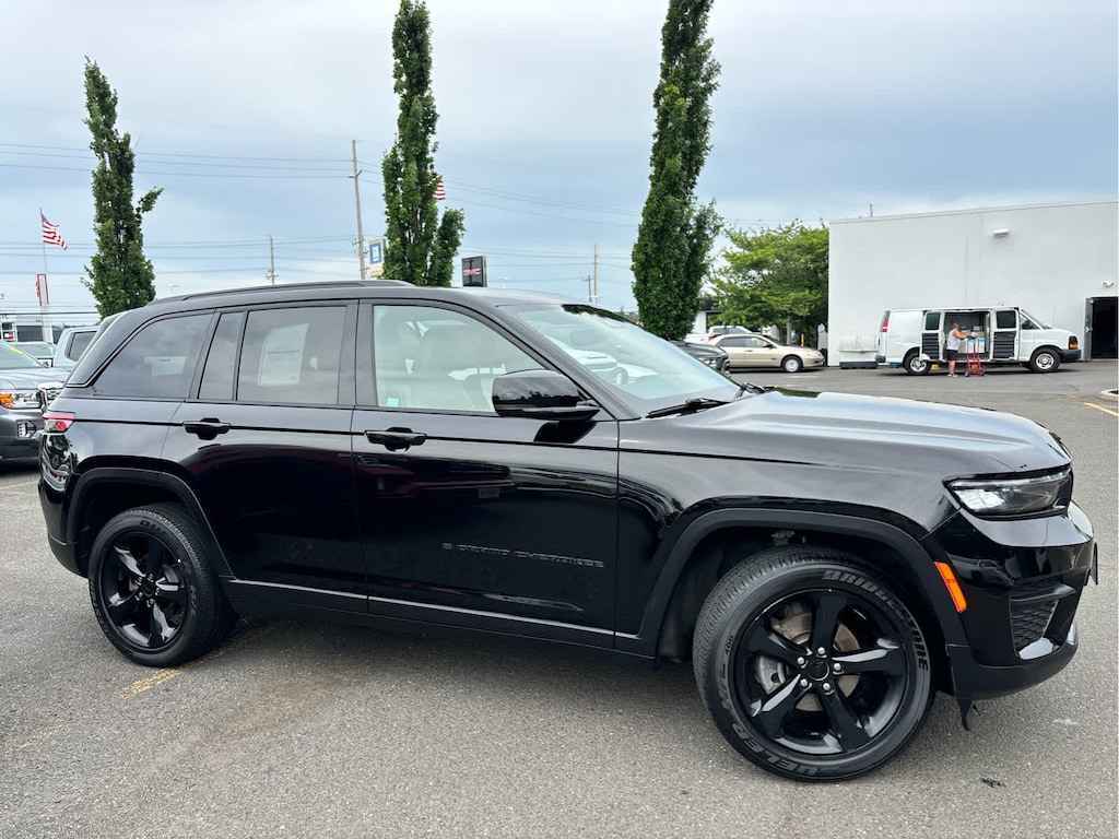Used 2023 Jeep Grand Cherokee Altitude X 4x4