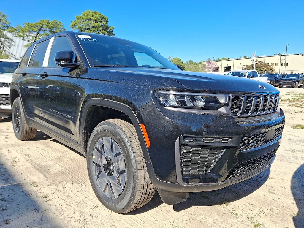 New 2026 Jeep Grand Cherokee Laredo Altitude Sport Utility