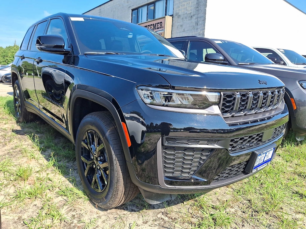 New 2026 Jeep Grand Cherokee Laredo Altitude Sport Utility
