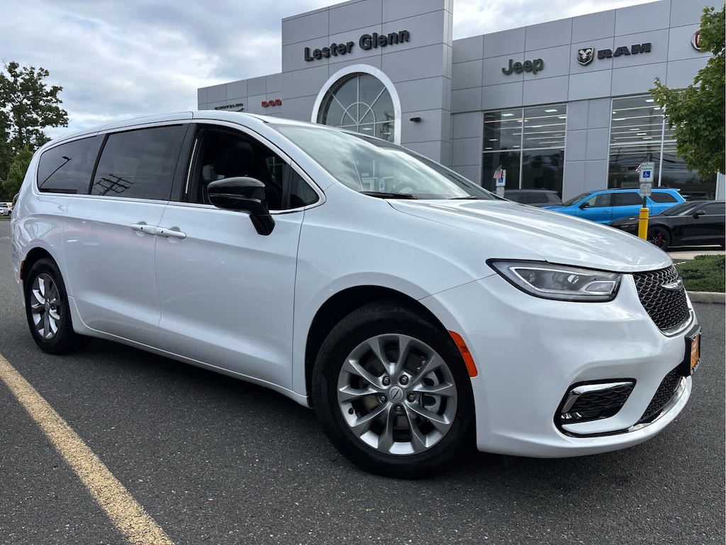 Certified 2026 Chrysler Pacifica Limited Van Passenger Van
