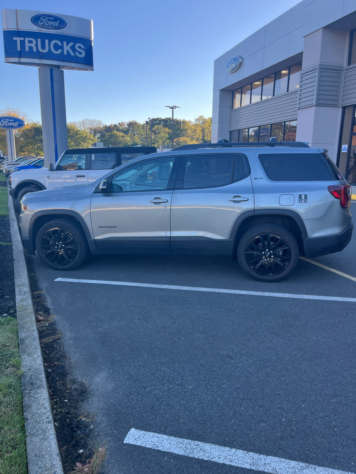Used 2023 GMC Acadia SLT SUV