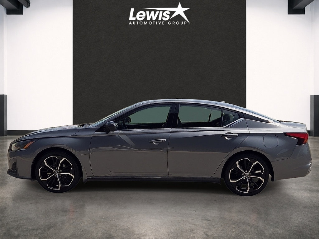2025 Nissan Altima SR - Photo 2