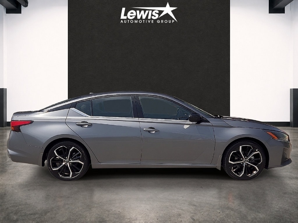 2025 Nissan Altima SR - Photo 5